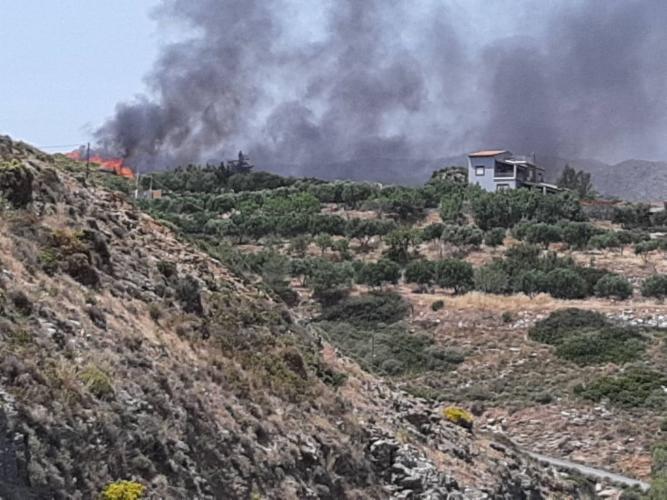 ΕΚΤΑΚΤΟ - Πυρκαγιά απειλεί κατοικημένη περιοχή στην Αγία Πελαγία Ηρακλείου