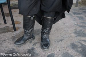 Δεν βγάζει ποτέ τα στιβάνια.