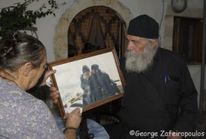 Προσέχει σαν θησαυρό τη φωτογραφία του δίπλα στον γέροντα Πορφύριο.